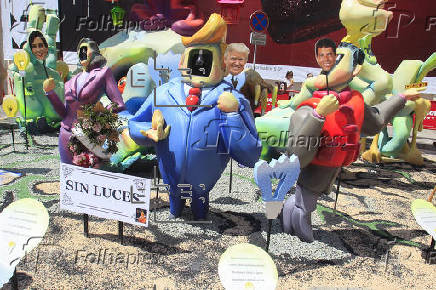 Koldo y Ábalos irrumpen en unas Hogueras de Alicante con mucho Mazón y Pedro Sánchez