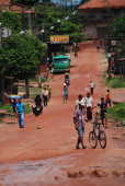 Moradores caminham por Oriximiná,