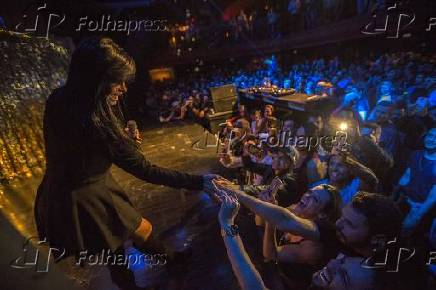 A cantora Gretchen durante show em uma casa noturna gay de São Paulo