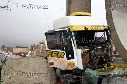 Caminhão que transportava farinha de