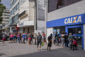 Fila para receber o Auxílio Brasil na Caixa, no Rio