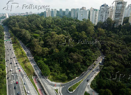 Terreno com parte remanescente da mata atlântica, ao lado do parque Burle Marx