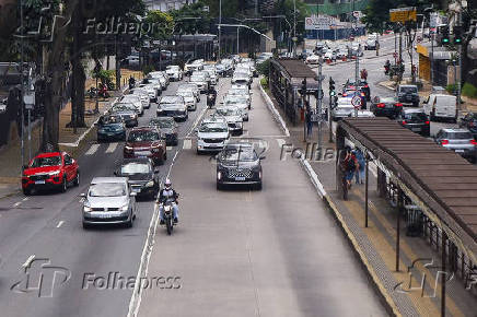 movimentação de veículos na avenida 9 de julho