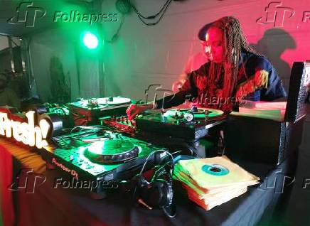 Tracks and facilities at the cultural turn