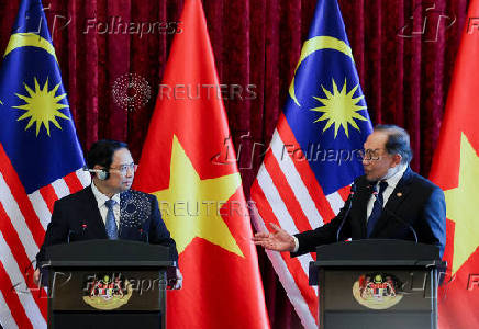 The Prime Minister of Vietnam meets his Malaysian counterpart during his visit to Malaysia