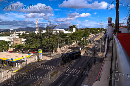 Ônibus danifica torre de energia em Contagem