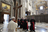El papa atravesó la Puerta Santa y dijo que para servir en el Vaticano hay que ser santos