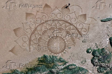 Artist Pierre-Louis Cullier sketches elaborate designs on beaches of France's Atlantic coast