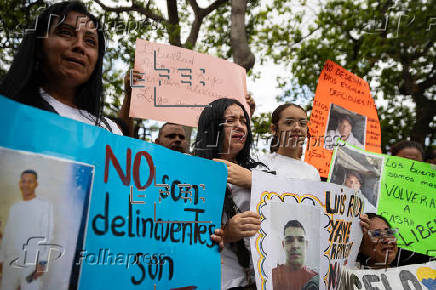Familias de venezolanos en El Salvador exigen pruebas de vida de sus parientes detenidos