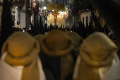 Sevilla disfruta de una 'Madrugá' plena marcada por la devoción y la emoción