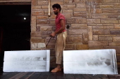 Workers battle heatwave at Karachi ice factory