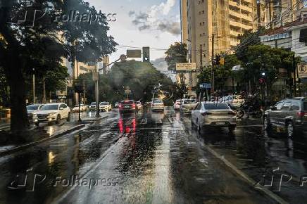 Chuva forte surpreende moradores e complica o trânsito em belo horizonte