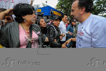 Simpatizantes muestran apoyo al alcalde de Quito, Pabel Muñoz