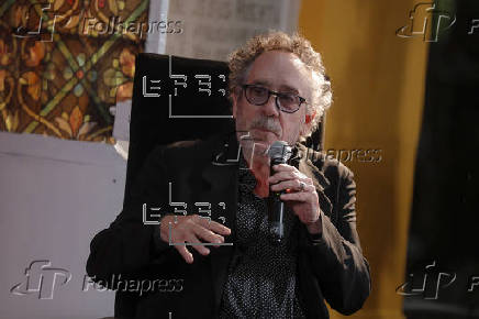 Tim Burton emerge del panteón más grande de México con clase magistral para aficionados