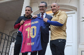 Jugadores de Barcelona Leyendas visitan El Casal de Cataluña en Buenos Aires