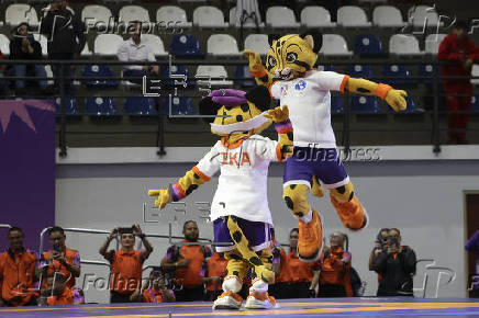 Tika y Tito bailan en el escenario de competencias de la categoría lucha grecorromana