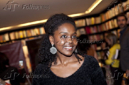 Camila Torres César no lançamento do livro 
