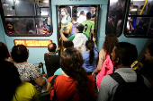 Passageiros embarcam em ônibus lotado no terminal Parangaba, em Fortaleza