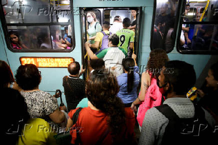 Passageiros embarcam em ônibus lotado no terminal Parangaba, em Fortaleza