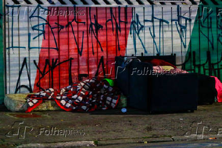 Moradores de rua enfrentam frio em SP