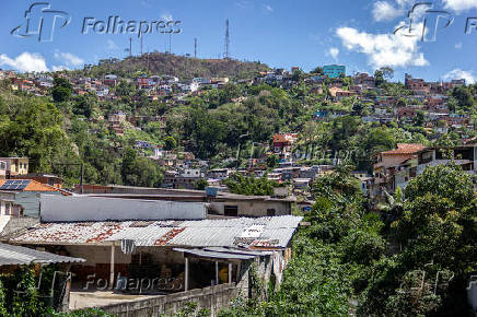 Vista de área com habitações em encosta em Teresópolis, no Rio