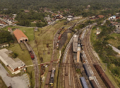 Vista de drone da ferrovia e torre do relógio de origem inglesa na Vila de Paranapiacaba