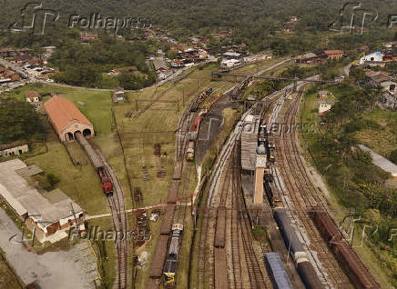 Vista de drone da ferrovia e torre do relógio de origem inglesa na Vila de Paranapiacaba