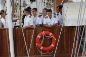 El buque escuela de la Armada española Juan Sebastián de Elcano cruza el Canal de Panamá para continuar su travesía