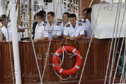 El buque escuela de la Armada española Juan Sebastián de Elcano cruza el Canal de Panamá para continuar su travesía