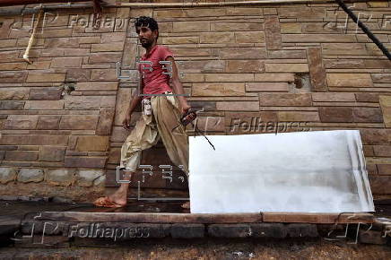 Workers battle heatwave at Karachi ice factory