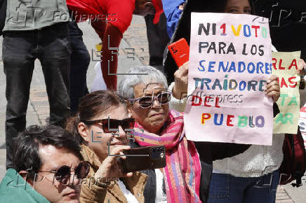 Un puñado de personas asiste al plantón en defensa de la reforma laboral de Petro