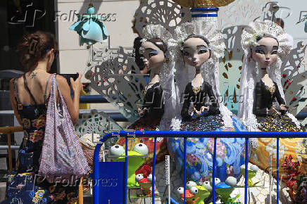 Las Hogueras comienzan a tomar forma en las calles de Alicante