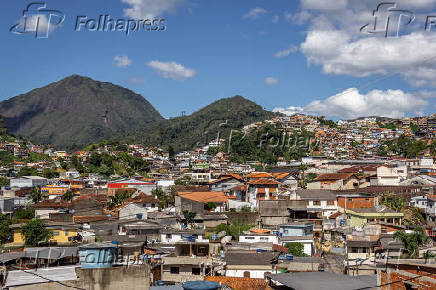Vista de área com habitações em encosta em Teresópolis, no Rio
