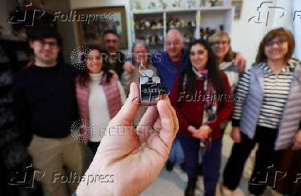 A counting device is shown with the final count of 5025 dog-related items for the Guinness World Record in Terrassa