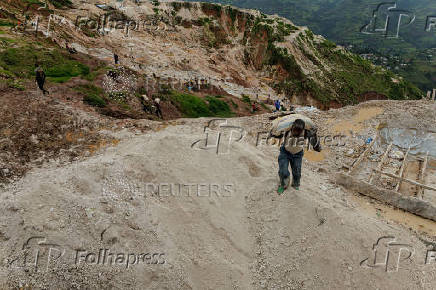 FILE PHOTO: FILE PHOTO: In Congo, rebels' latest fight is to revive the economy