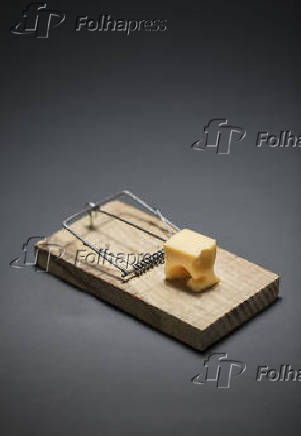 Imagem de ratoeira de madeira com isca de queijo - Foto conceito