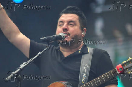 Bruno canta sozinho em festival