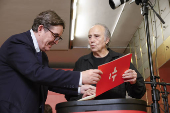 Serrat deposita su legado en el Instituto Cervantes