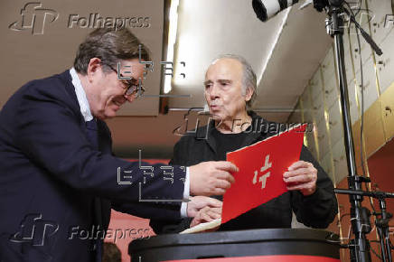 Serrat deposita su legado en el Instituto Cervantes