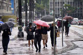 Pedestres enfrentam chuva moderada na região central e SP