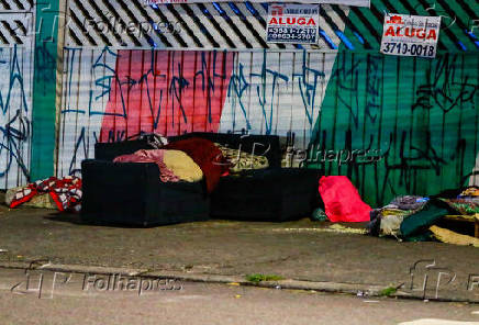 Moradores de rua enfrentam frio em SP