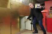 Serrat deposita su legado en el Instituto Cervantes