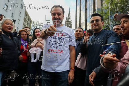 Simpatizantes muestran apoyo al alcalde de Quito, Pabel Muñoz