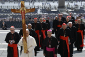 El papa atravesó la Puerta Santa y dijo que para servir en el Vaticano hay que ser santos