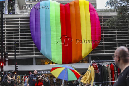 Fachada do Conjunto Nacional com decoração LGBT