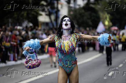 Parada LGBT+ é realizada na avenida Paulista