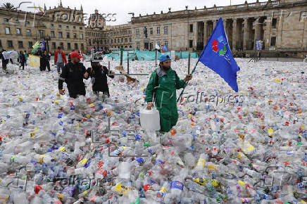 Recicladores colombianos protestan por precios bajos del plástico reciclable