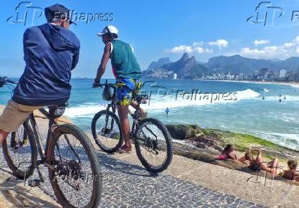 Banhistas e turistas na praia do Arpoador (RJ)