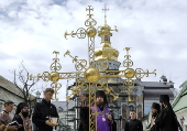 Installation of the cross on Kyiv's Trinity Gate Church after restorarion