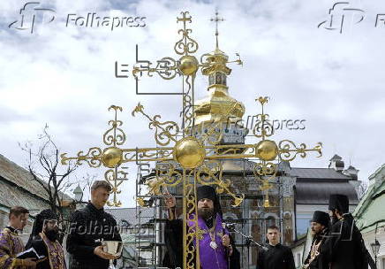 Installation of the cross on Kyiv's Trinity Gate Church after restorarion
